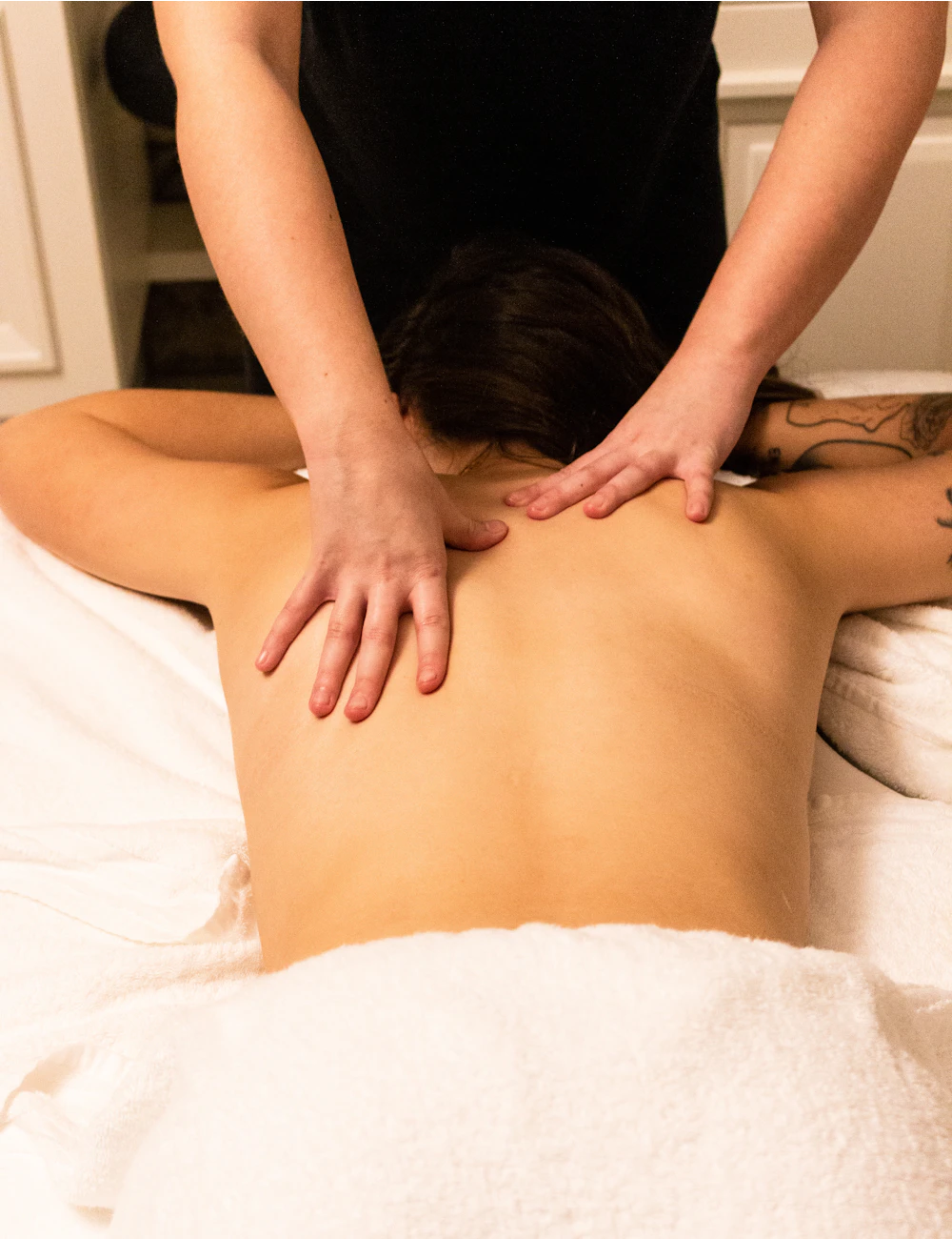 Rücken-, Bein-, Kopf- und Nacken-Massage